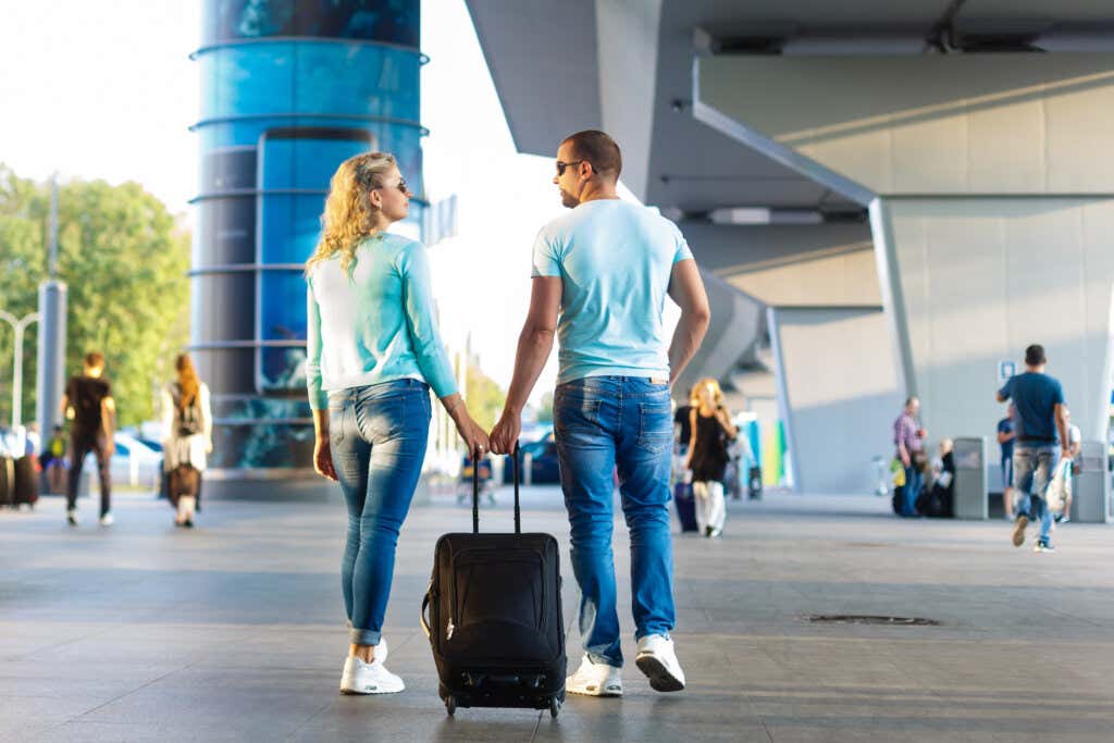 Para z walizkami przybywa na lotnisko, aby wybrać się na wycieczkę jako alternatywę, która może uratować związek