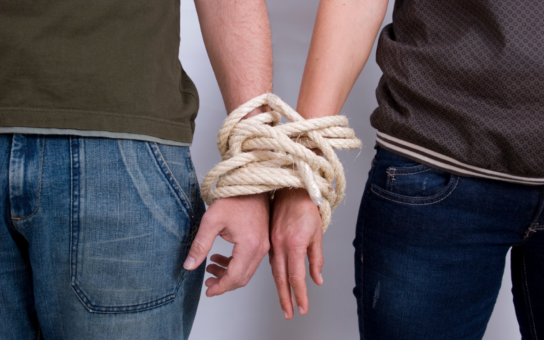 Qué es la dependencia emocional: causas, síntomas y consecuencias