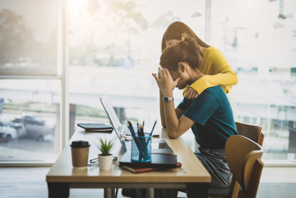 Trabajadora recibe apoyo como parte de la psicología ocupacional de la empresa