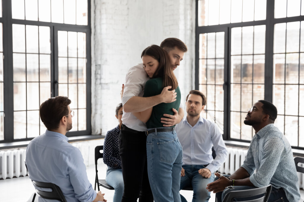 La femme est étreinte par son collègue