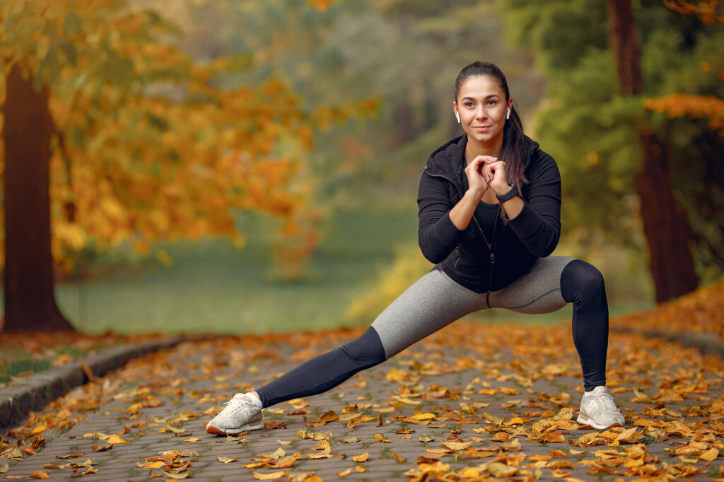 Femme exerce dans le parc
