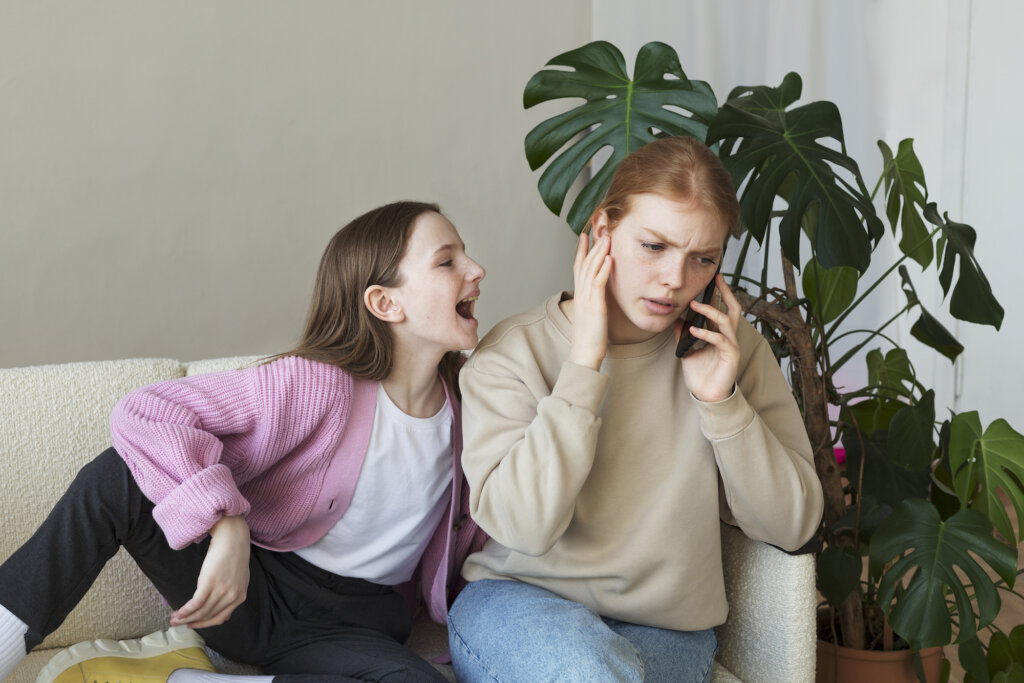Zirytowany młody człowiek krzyczy na kobietę podczas rozmowy przez telefon