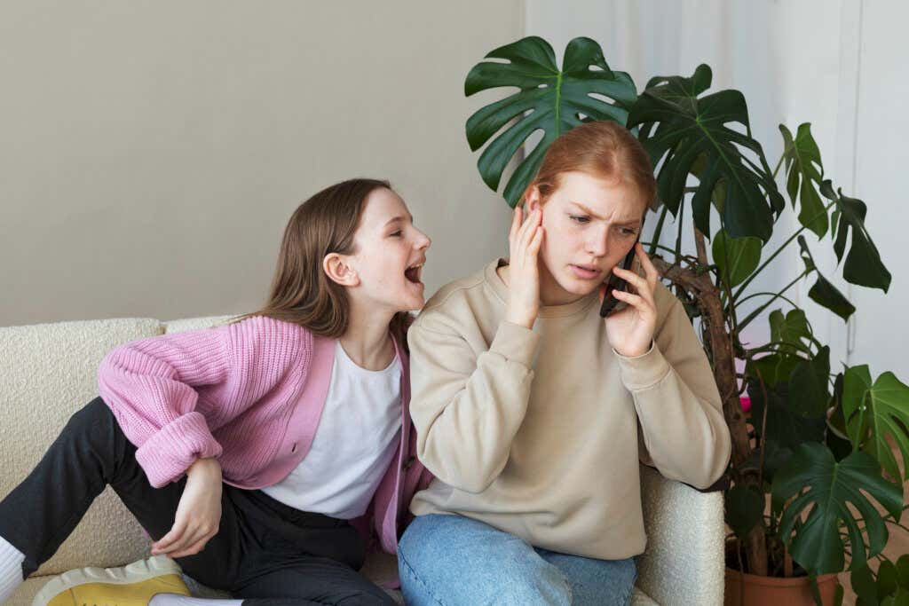 Sensory Profile: Mädchen reagiert gestresst auf Schreie ihrer Schwester.