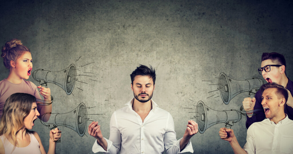 Homme ignorant les insultes attachées aux pratiques des stoïciens pour mieux vivre