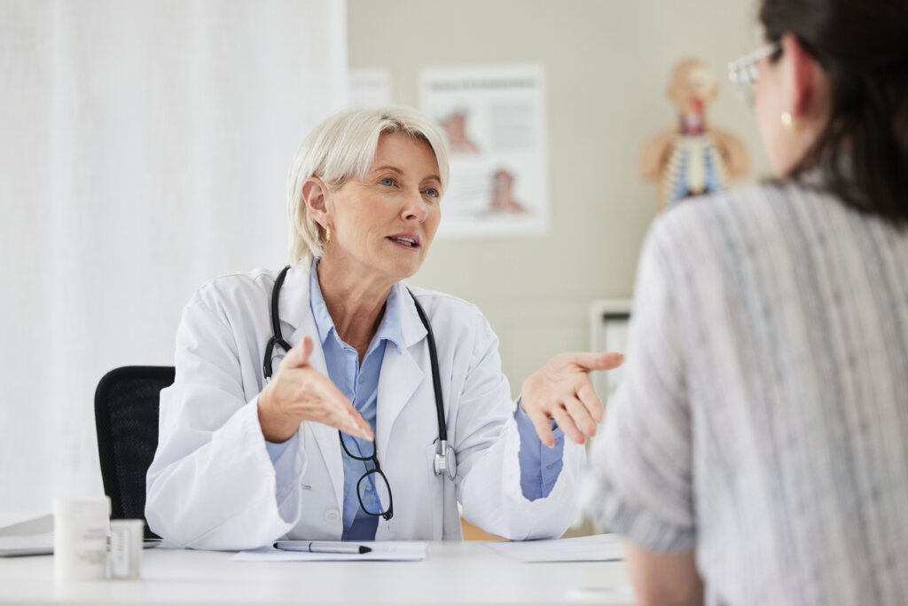 Doctor attending to patient without using stigmatizing language