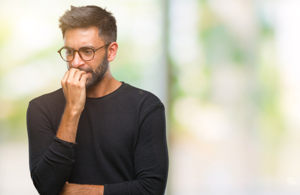 Homme stressé pour prendre une décision