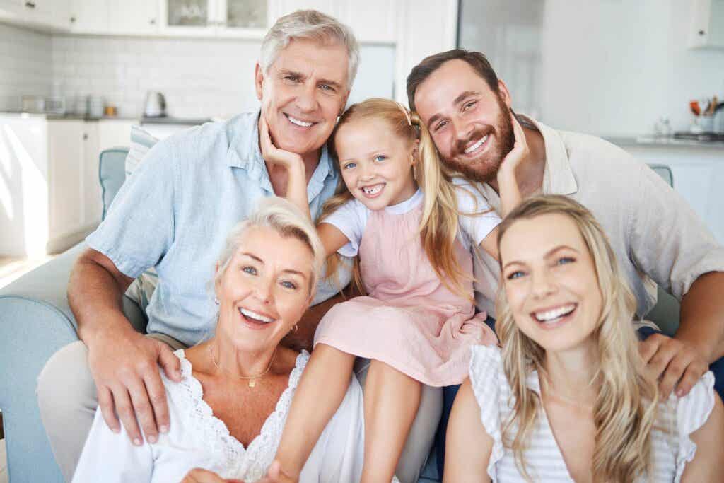 glückliche Familie mit einer gesunden Familiendynamik 