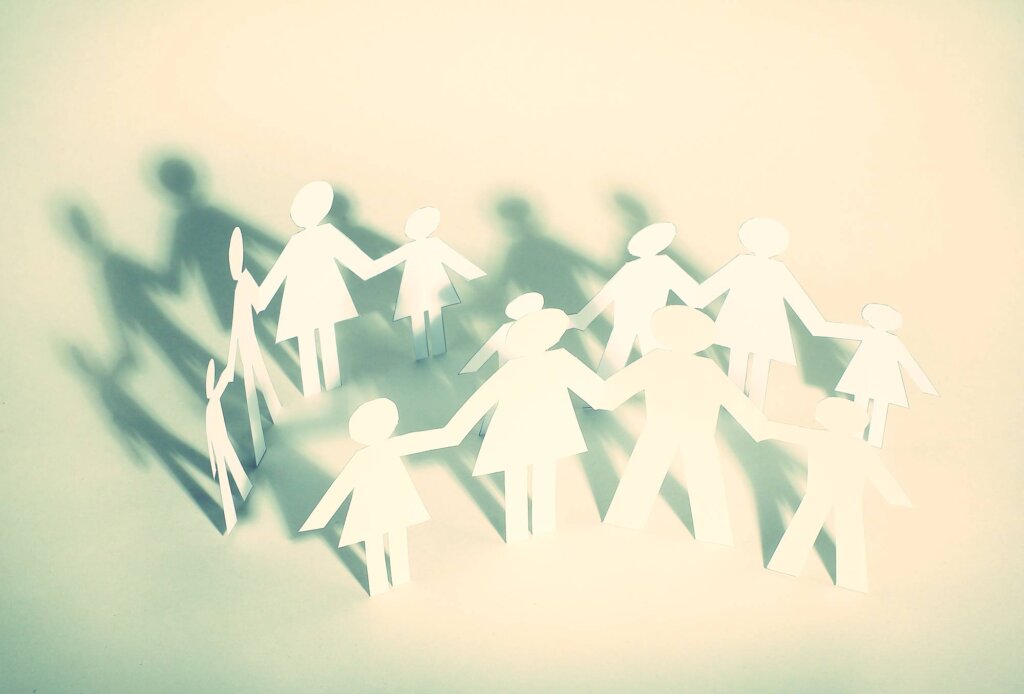 Aus Papier ausgeschnittene Familie symbolisiert die Familienkultur