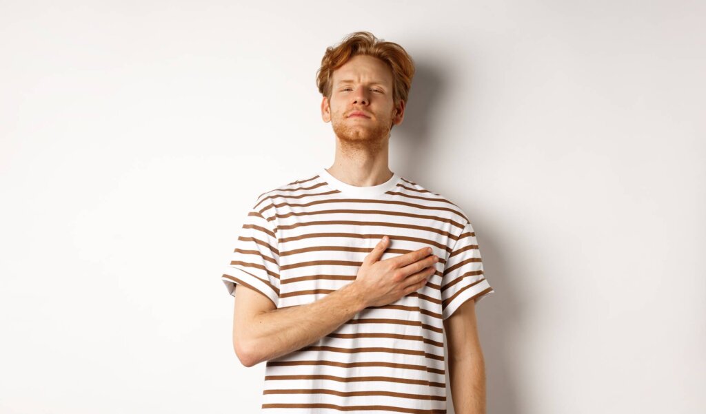 Man met hand op zijn hart