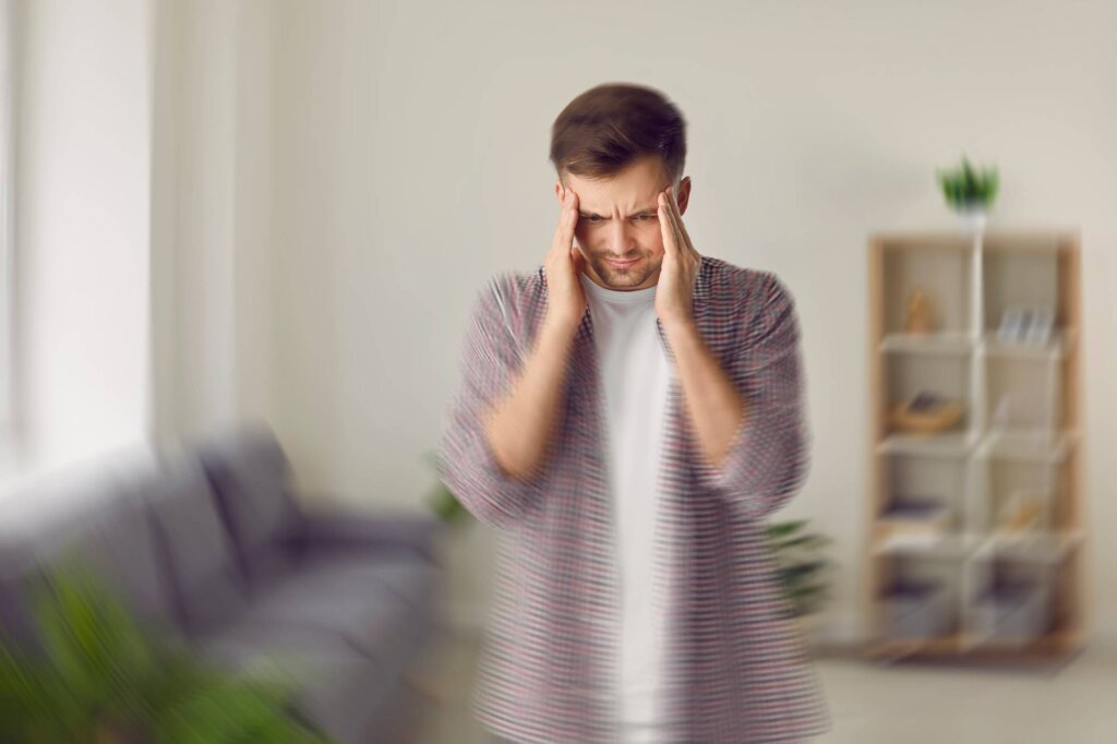 Homme pensant aux différences entre la santé mentale et émotionnelle