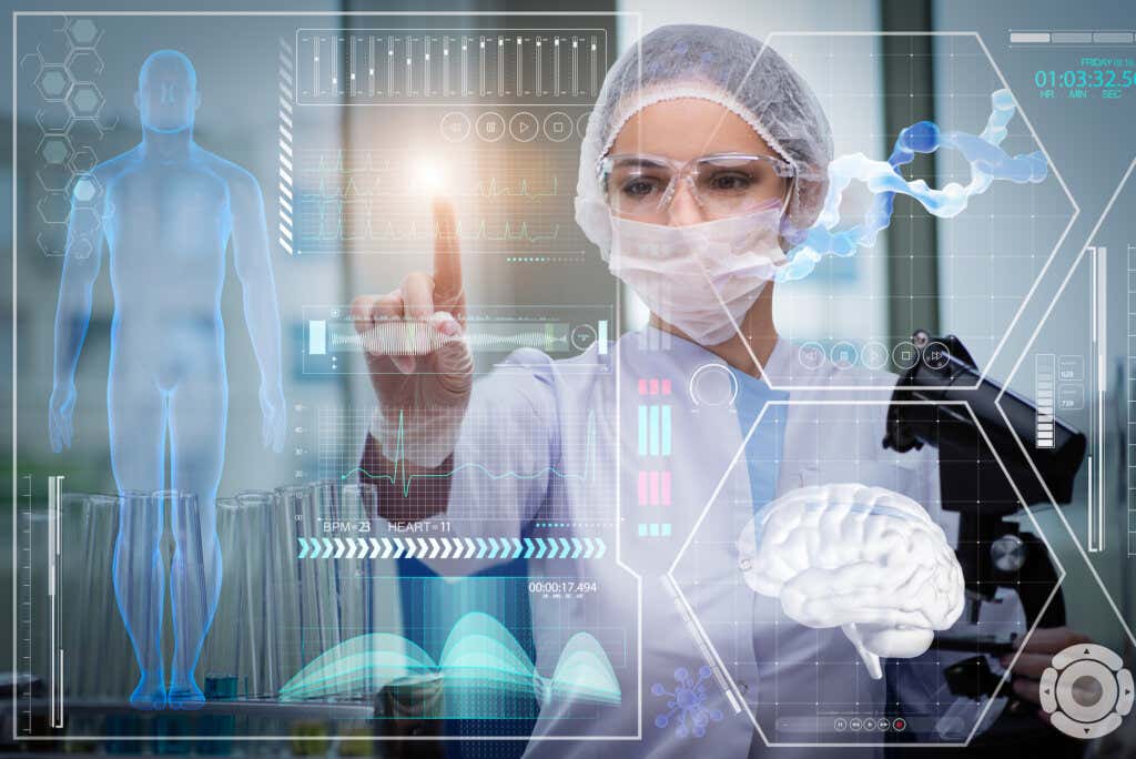 Médico utilizando un programa de inteligencia artificial en el laboratorio