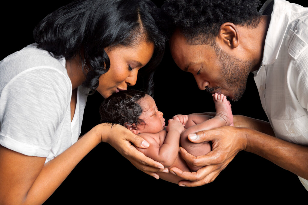 Parents hold and kiss their son as part of therapy against perinatal depression