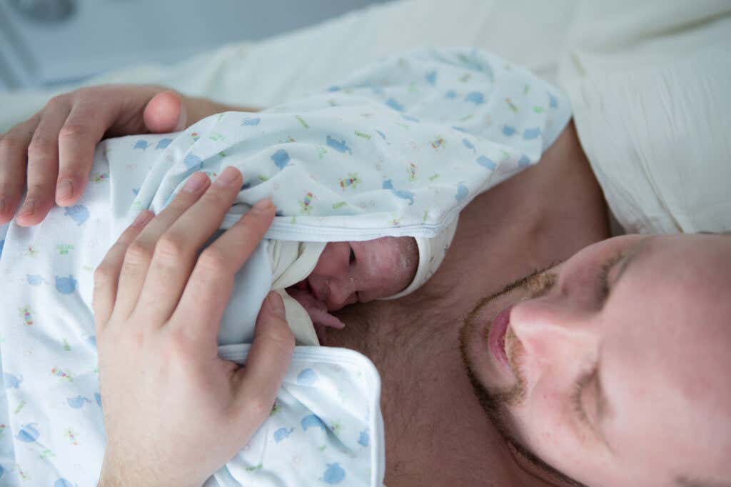 Vader en pasgeboren baby