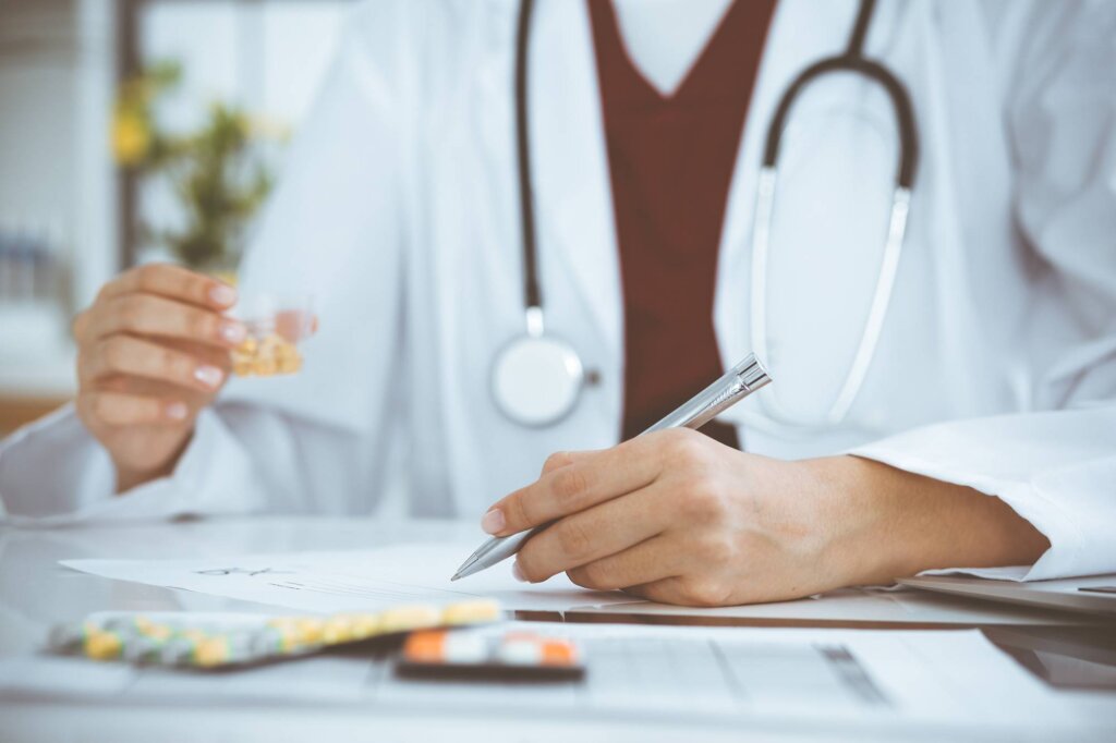 Médecin avec une dose de pilules dans les mains pour représenter s'il s'agit d'antidépresseurs à vie