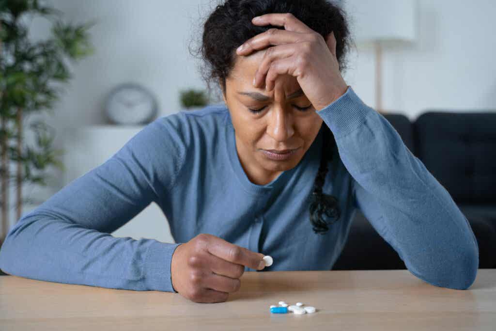 Mujer experimenta los efectos adversos del consumo de antidepresivos