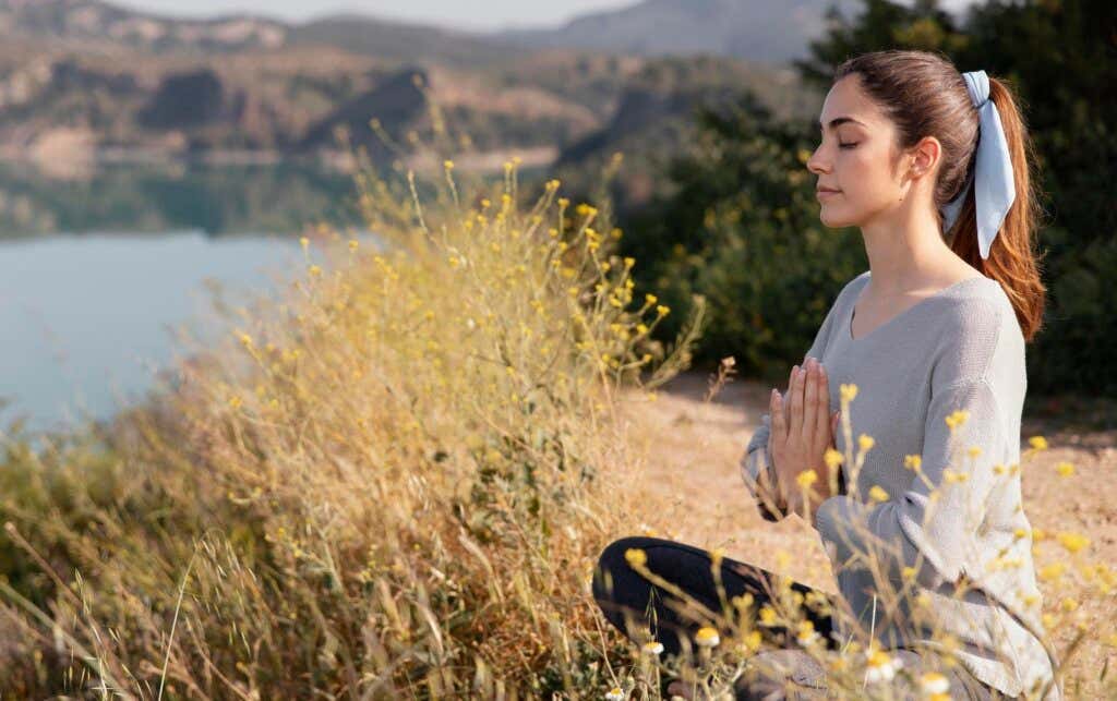 Vrouw mediteert in de natuur
