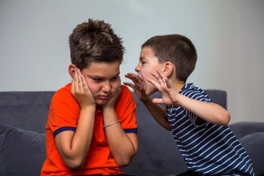 Barn med dårlig oppførsel irriterer en annen