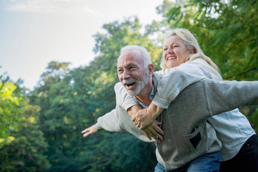 Pareja de adultos jugando