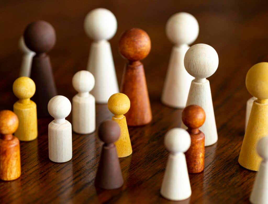 Figury szachowe reprezentujące indywidualną etykę promowaną przez Bertranda Russella i jego filozofię.