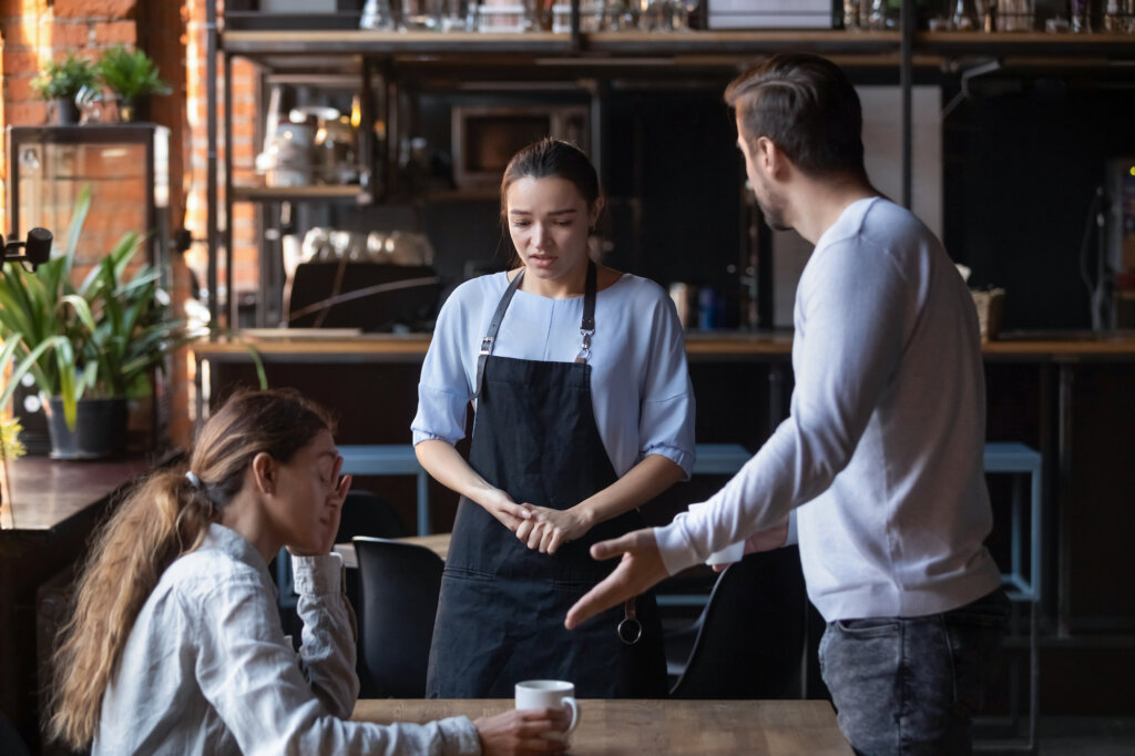 Les clients se plaignent à la serveuse du restaurant