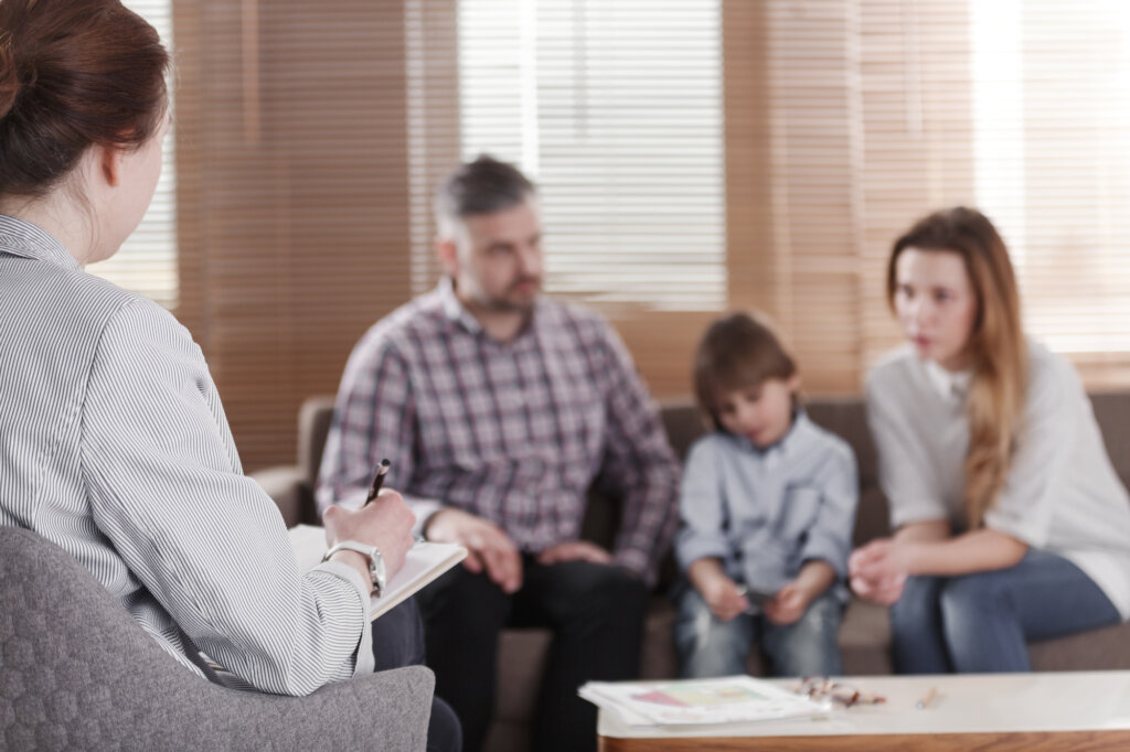 Pais e filhos participam de uma reunião com um coordenador de pais