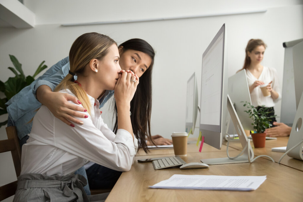 Vrouw wordt getroost door collega