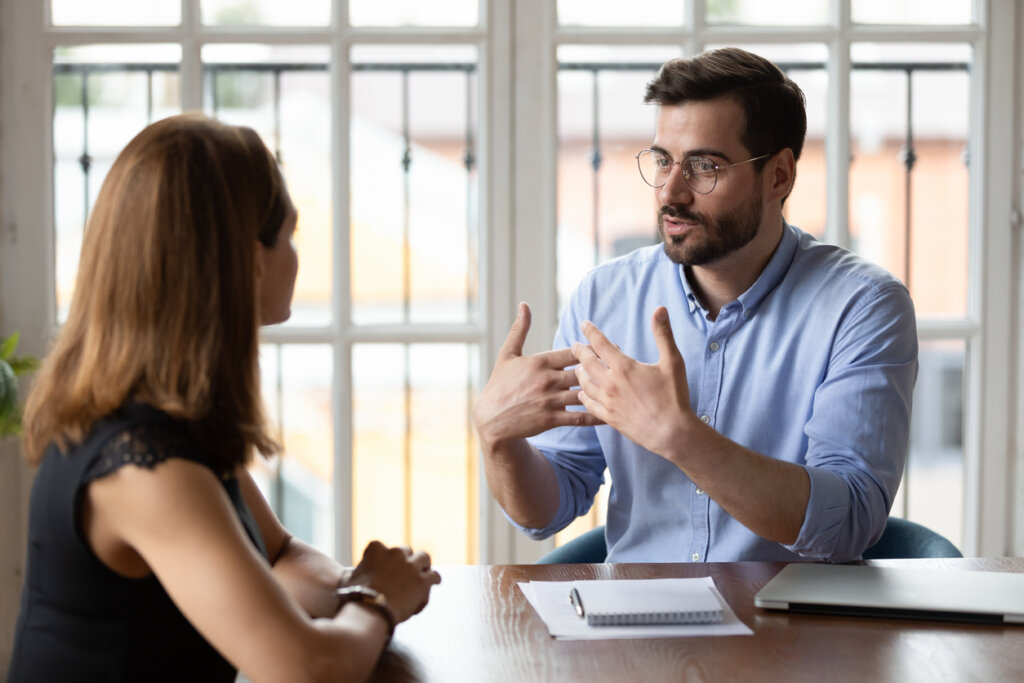 Le thérapeute explique si le coaching fonctionne comme une thérapie