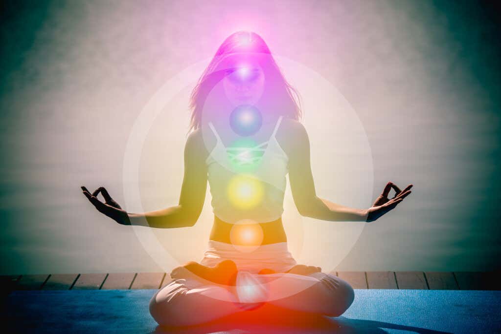 Kobieta medytująca i uzyskująca energię od wewnątrz, aby przekazywać ją innym