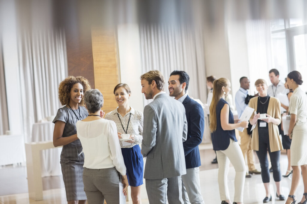 Grupo de personas conversando y aplicando la regla de tres para hablar en público