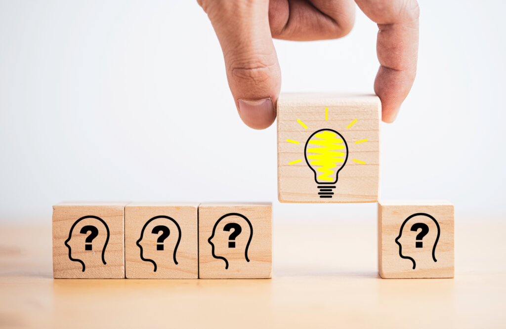 Cubos de madera que simbolizan la escala de inteligencia adulta de Weschler