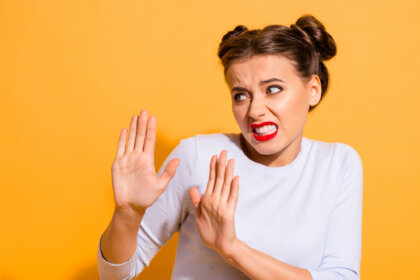 La deflexión en el mecanismo de defensa de evitación