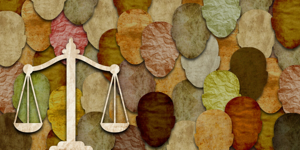 Illustration du symbole de la justice et de divers visages représentant le voile de l'ignorance