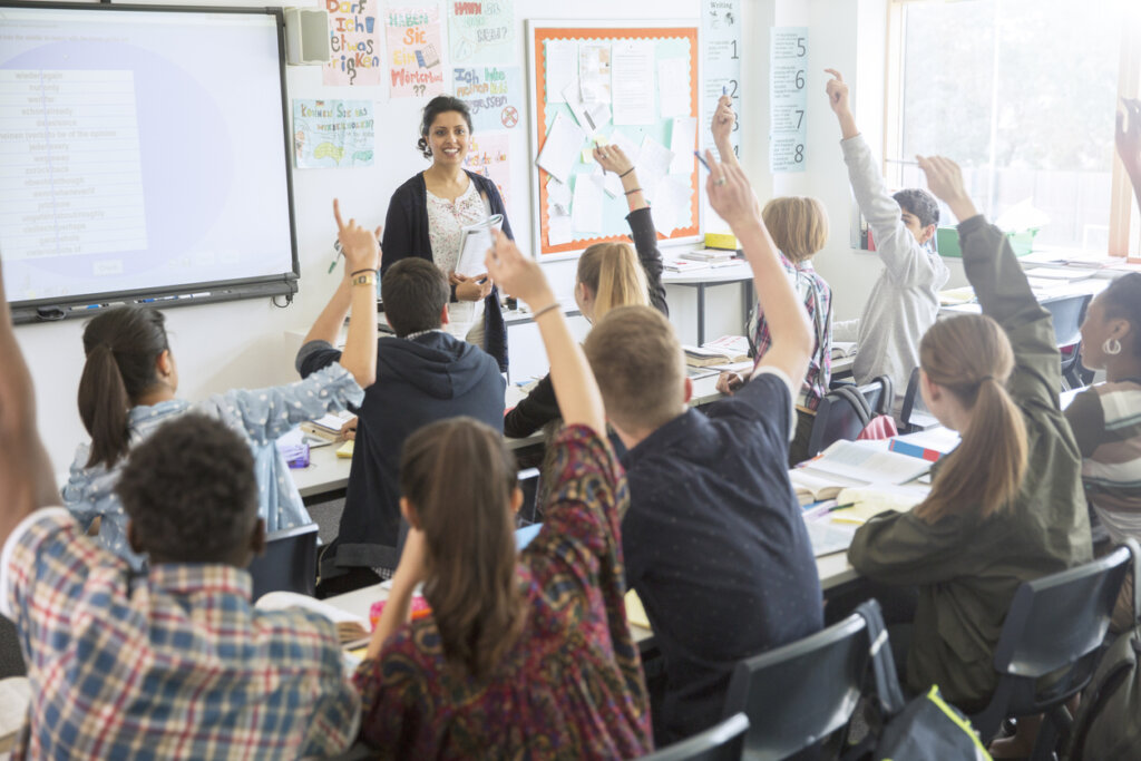 Enseignant et élèves dans les classes faisant la promotion de campagnes visant à réfuter les mythes sur l'intimidation