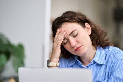 Qué es el estrés laboral: síntomas, causas y tratamiento