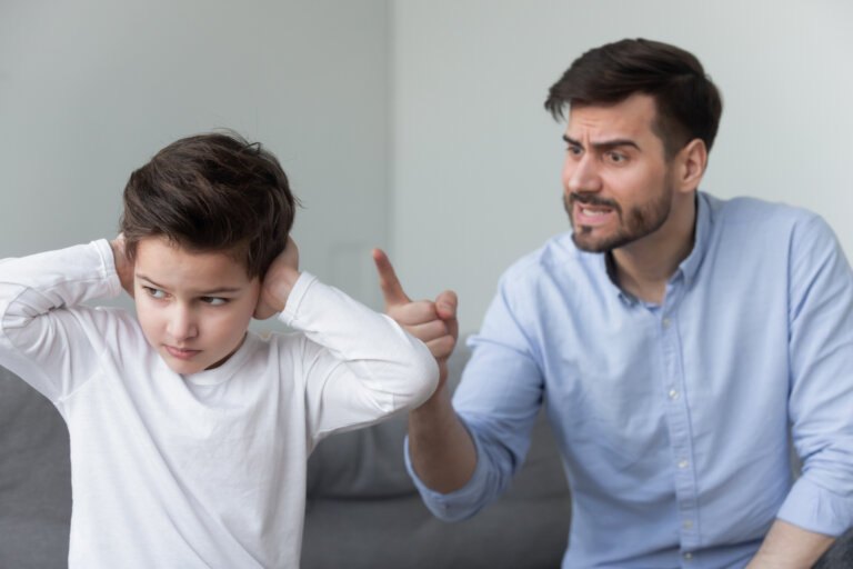 7 señales de que fuiste criado por padres manipuladores