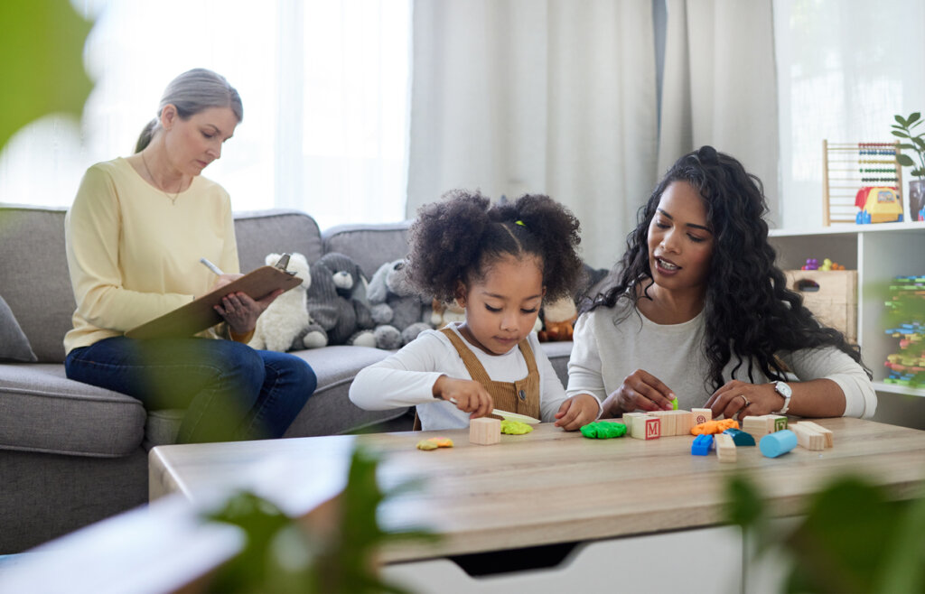Mother and daughter are guided by a specialist in filial and game therapy