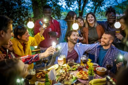¿Por qué tener amigos distintos nos enriquece la vida?