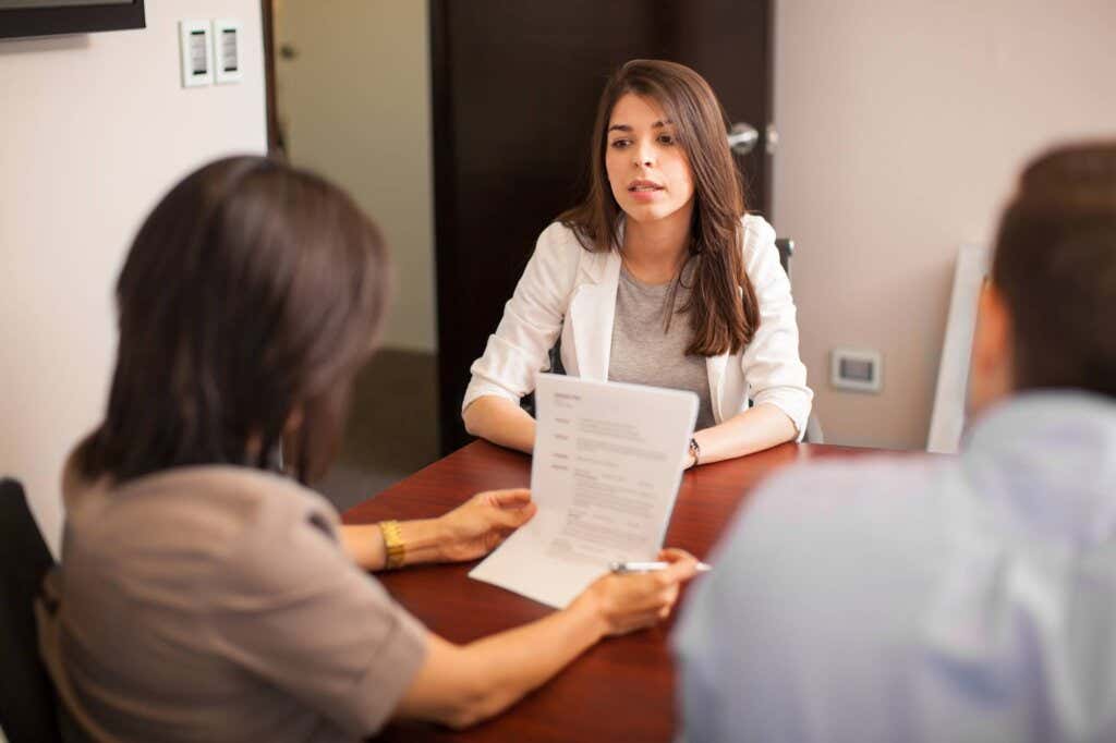 7 preguntas que no te deben hacer en una entrevista laboral y cómo responder