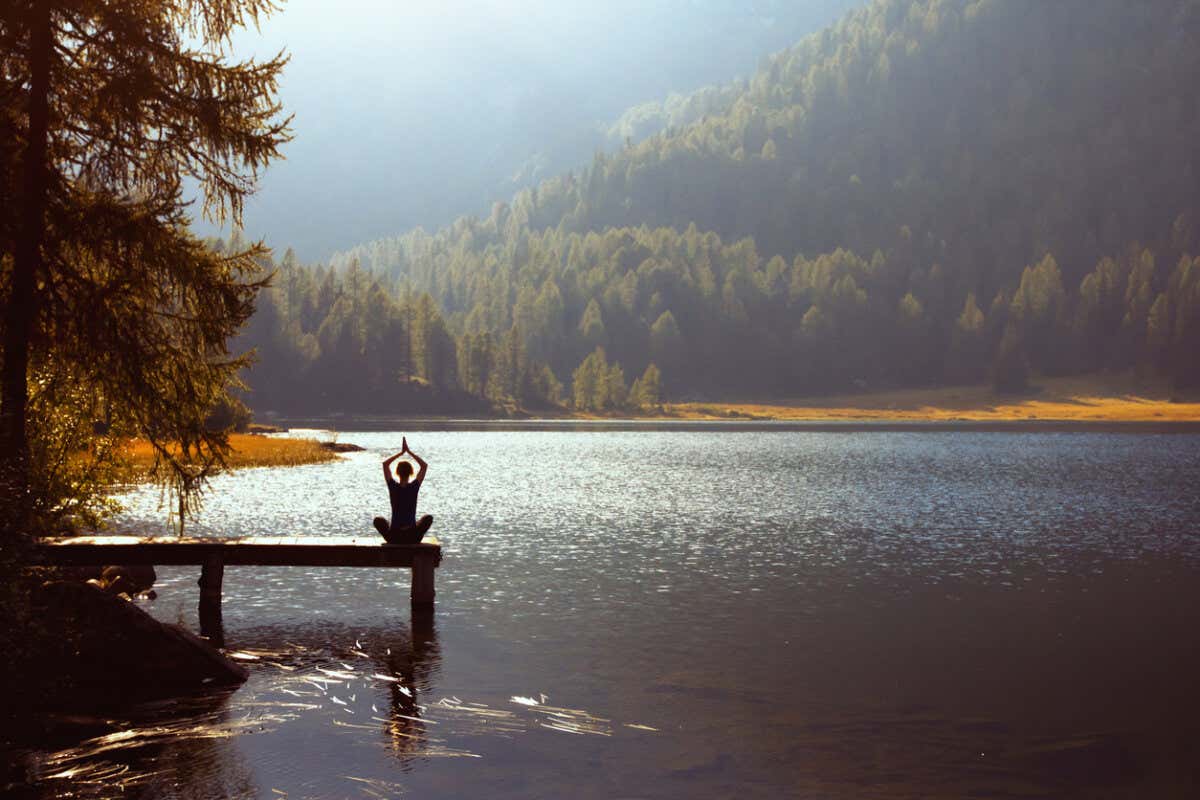 Mujer busca el autoconocimiento en un lago durante su viaje