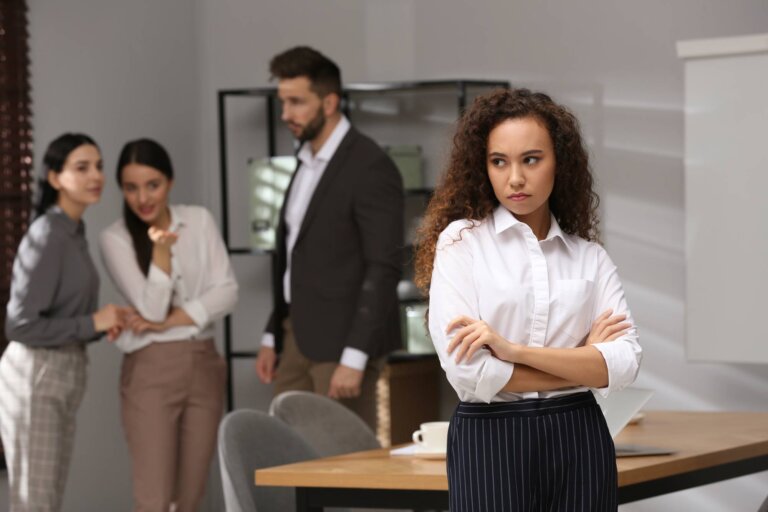 Chismes en el trabajo: qué impacto tienen y cómo lidiar con ellos