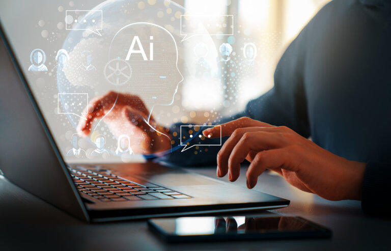 Persona trabajando con la IA en un computador portatil