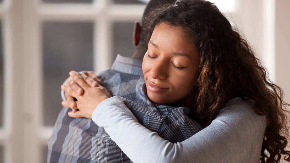 ¿Cómo dar apoyo emocional a mi pareja en un momento difícil?