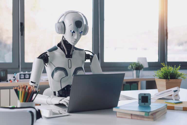 Robot trabaja en una oficina