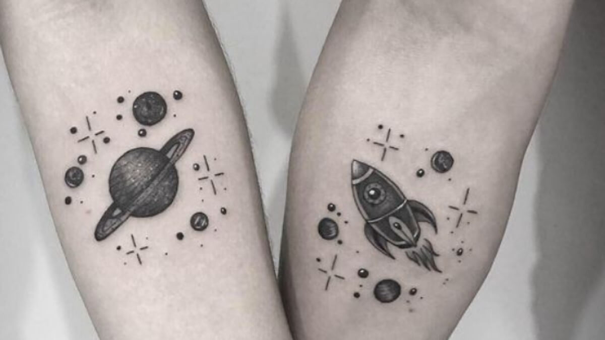 Tatuaje astronauta y planeta lejano