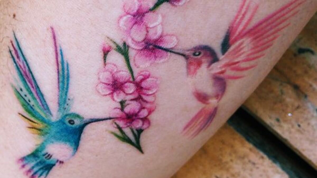 Tatuaje de amor para parejas: colibrí y flor