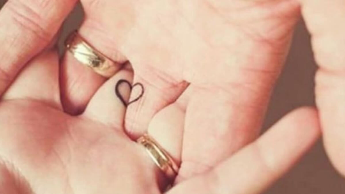 Tatuajes de amor para parejas: corazones que se complementan