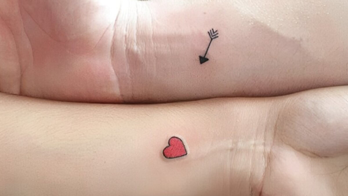 Tatuajes de amor para parejas: flecha y corazón