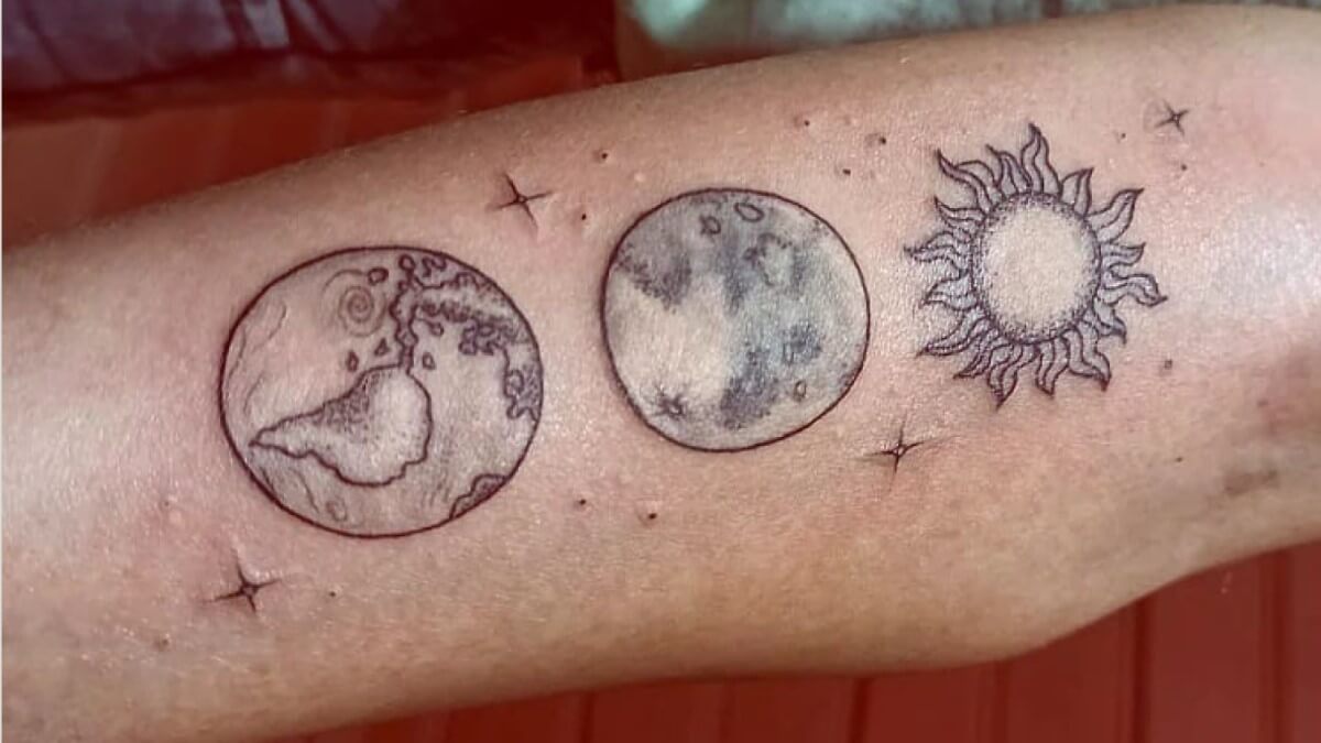 Tatuajes de amor para parejas: sol y tierra
