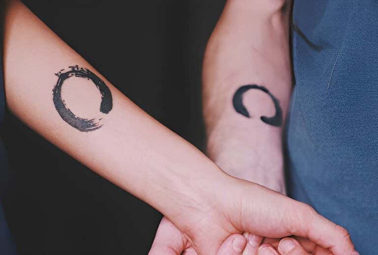 El círculo del amor es uno de los tatuajes más solicitados por las parejas