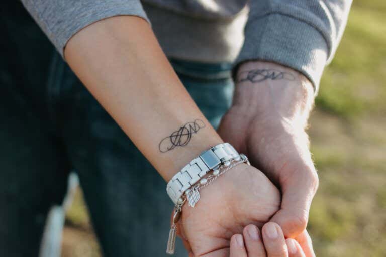 Tatuajes de parejas con infinito que representa el amor